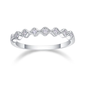 Dettaglio anello eternity in argento con montatura geometrica e pietre di zircone