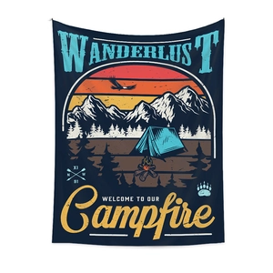 Tapisserie murale de camping avec décor de montagne et feu de camp pour style wanderlust
