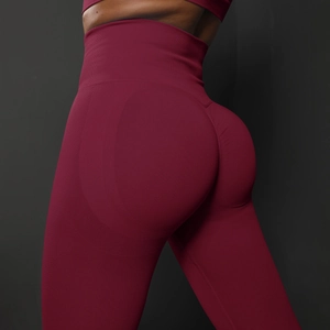 Détail du legging de yoga bordeaux sans couture avec taille haute et effet push-up