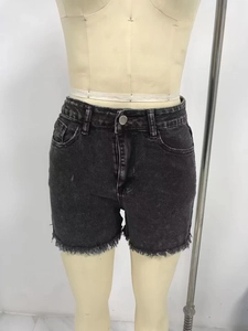 Detail von schwarzen Jeans-Shorts mit hoher Taille, ausgefransten Kanten und Waschung