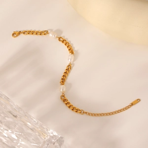 Detail of 18K gold plated stainless steel Cuban chain bracelet with freshwater pearls