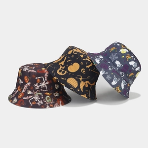 Detailansichten von Halloween-Anglerhüten mit Motiven von Kürbissen, Totenköpfen und Geistern