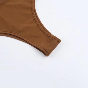 Détail de couture double sur robe en maille marron avec finition élastique de qualité