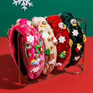 Details von vier Samt-Weihnachtsstirnbändern mit Pailletten und festlichen Verzierungen