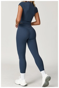 Vista dettagliata dei leggings a vita alta a V in un set da yoga blu navy da due pezzi