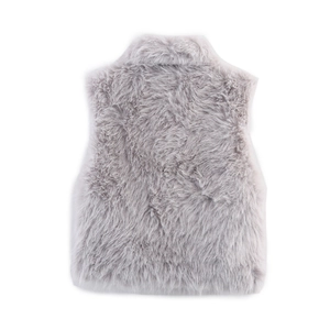 Dettaglio della texture del gilet in ecopelliccia grigio chiaro con retro in peluche
