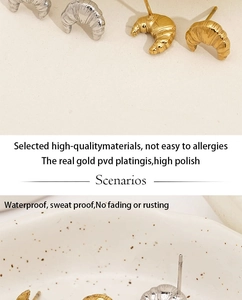 Détail des boucles d'oreilles croissant en acier inoxydable doré et argenté poli