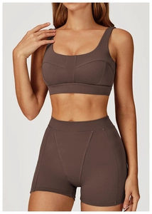 Dettaglio del set yoga tortora con cuciture strutturali e tessuto opaco elasticizzato