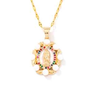 Collier médaille Vierge Marie dorée avec zircons colorés et perles sur fond blanc