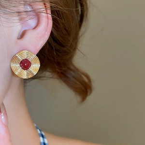 Detailansicht der Vintage Goldohrstecker mit strukturierter Oberfläche und roter Perle