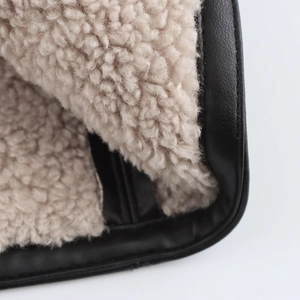 Cappotto lungo da donna stile British con fodera in lana beige e dettagli in pelle nera invernale