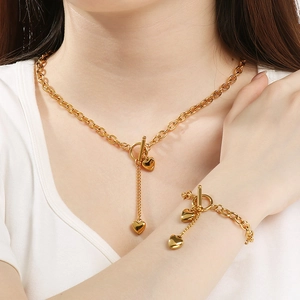 Goldenes Schmuckset mit Herzanhänger und OT-Verschluss bestehend aus Halskette und Armband