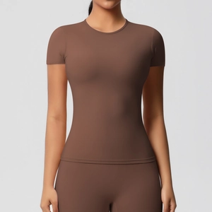 Ensemble de yoga femme marron foncé avec t-shirt sport et legging taille haute