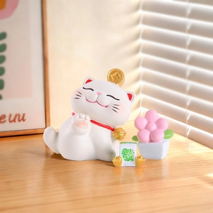Détail du chat porte-bonheur Maneki Neko avec tuile de mahjong et fleur sur bois