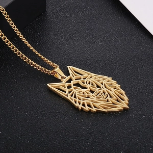 Détail macro du pendentif tête de loup géométrique doré sur une chaîne torsadée robuste