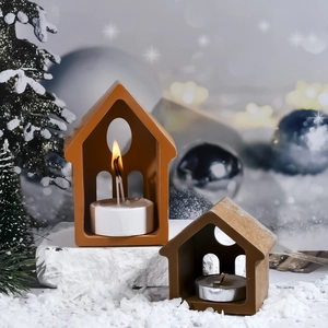 Moules en silicone en forme de maison pour bougeoirs dans un décor de neige