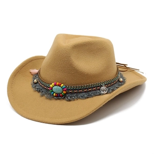 Détail de chapeau de cowboy avec bande tressée ethnique et pierre turquoise ornée