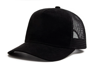 Nahaufnahme der schwarzen Trucker-Cap mit Wildlederfront und atmungsaktivem Netzteil