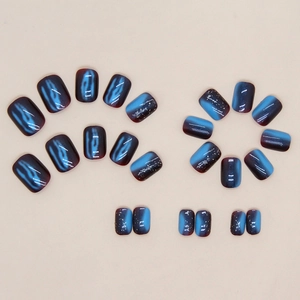 Korte ronde cat-eye plaknagels set met aurora blauw en dieprood verloop en glitters