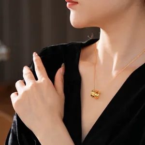 Elegante collana in titanio dorato con ciondolo a stella in zircone indossata da modella