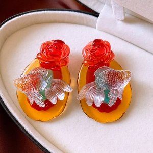Detailansicht von Vintage-Harzohrringen mit roten Rosen und transparenten Goldfischmotiven