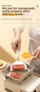 Gros plan sur la spatule en silicone large et la poêle à tamagoyaki antiadhésive