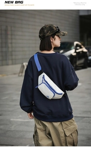 Streetstyle-Modelansicht der weiß-blauen Brusttasche mit verstellbarem Schultergurt
