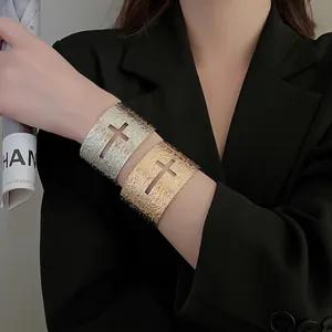 Bracelets manchettes ouverts texturés avec croix évidée en finitions dorée et argentée