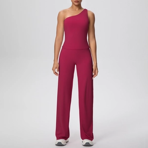 Vue détaillée du haut de yoga asymétrique rose foncé et du pantalon de fitness large