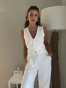 Ensemble chic pour femme avec gilet blanc à col en V et pantalon large à taille haute