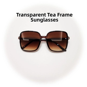 Detalle de gafas de sol cuadradas con montura color té transparente y lentes degradado