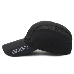 Atmungsaktive schwarze schnelltrocknende Sportkappe mit Mesh-Einsätzen für Wanderungen