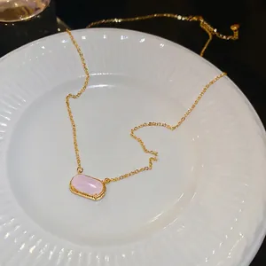 Élégant collier plaqué or 18 carats avec pendentif carré en résine rose sur plat