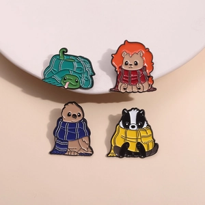 Lot de quatre broches en émail représentant un serpent, un lion, un aigle et un blaireau