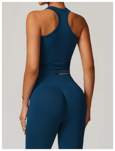 Détail macro du gilet de yoga sans couture et legging taille haute en bleu marine