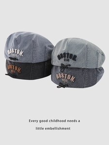 Détail de bérets en denim pour enfants avec broderie BOSTON et cordon de serrage réglable