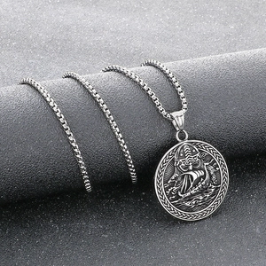 Détail d'un guerrier viking et d'un drakkar en relief sur un pendentif rond en acier