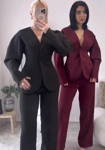 Détail de l'ensemble tailleur cintré à col en V et manches longues noir et bordeaux