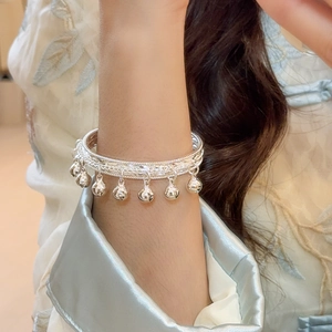 Vue détaillée du bracelet à clochettes argenté multicouche avec broderie traditionnelle