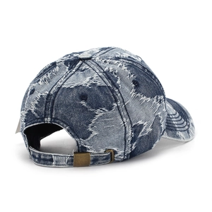 Casquette de baseball vintage en denim bleu avec détails usés et boucle en métal réglable