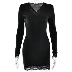 Abito aderente nero a maniche lunghe con scollo a V e raffinati bordi in pizzo chic
