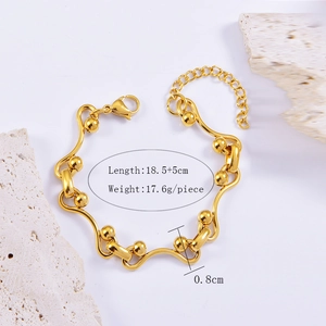 Detailed close-up of golden wavy chain bracelet with size specs and 0.8cm width