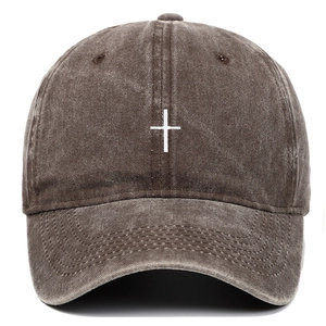 Gros plan sur la broderie croix blanche d'une casquette de baseball vintage délavée