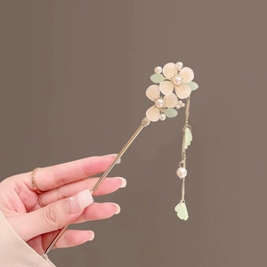 Elegant gold hair stick with cream flowers, pearls and tassels for Hanfu accessories