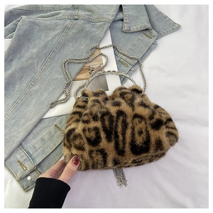 Detail der Leopard-Kunstpelztasche mit Silbergriff und metallischen Fransen
