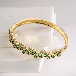Elegante brazalete bañado en oro de 18K con circonitas verdes con diseño de hojas de marquise