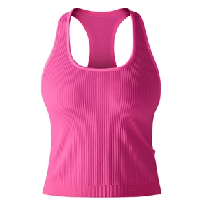 Détail du débardeur de yoga rose vif à côtes avec une coupe dos nageur sportive