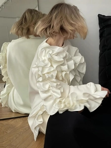 Sweat-shirt blanc pour femme avec manches longues à volants et col rond en maille chic