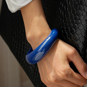 Gros plan d'un bracelet jonc épais en résine bleu foncé avec finition brillante