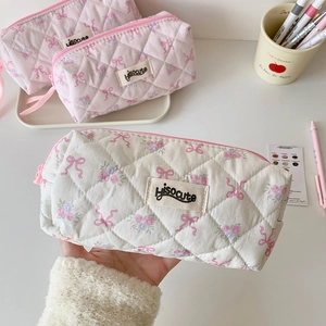 Quilted bow and floral pencil case for students in pink and white cotton fabric